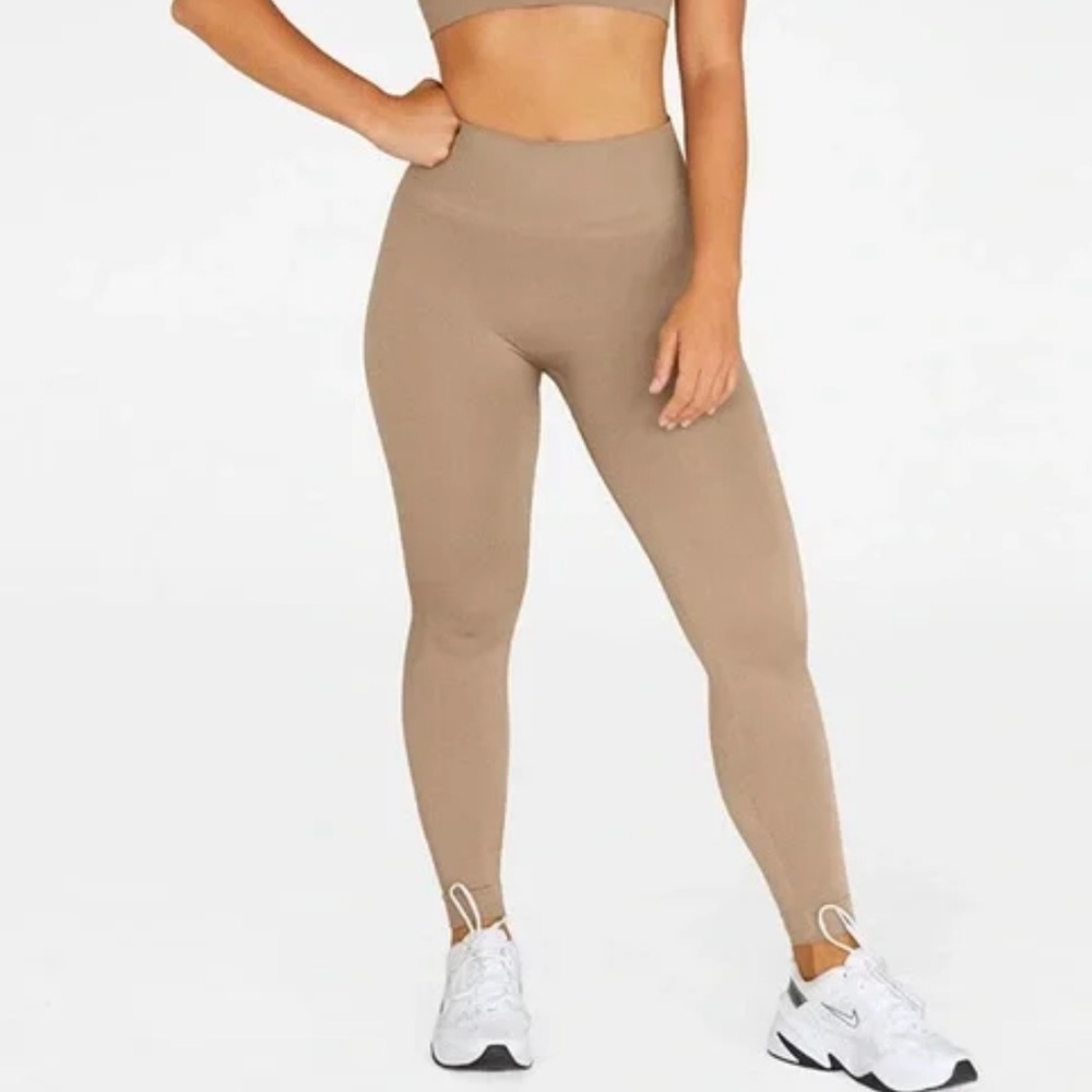 SETActive sand leggings size small! brand new with tags 🌞